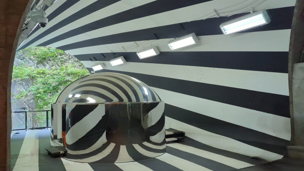１つ目のトンネルアート『見えない泡』