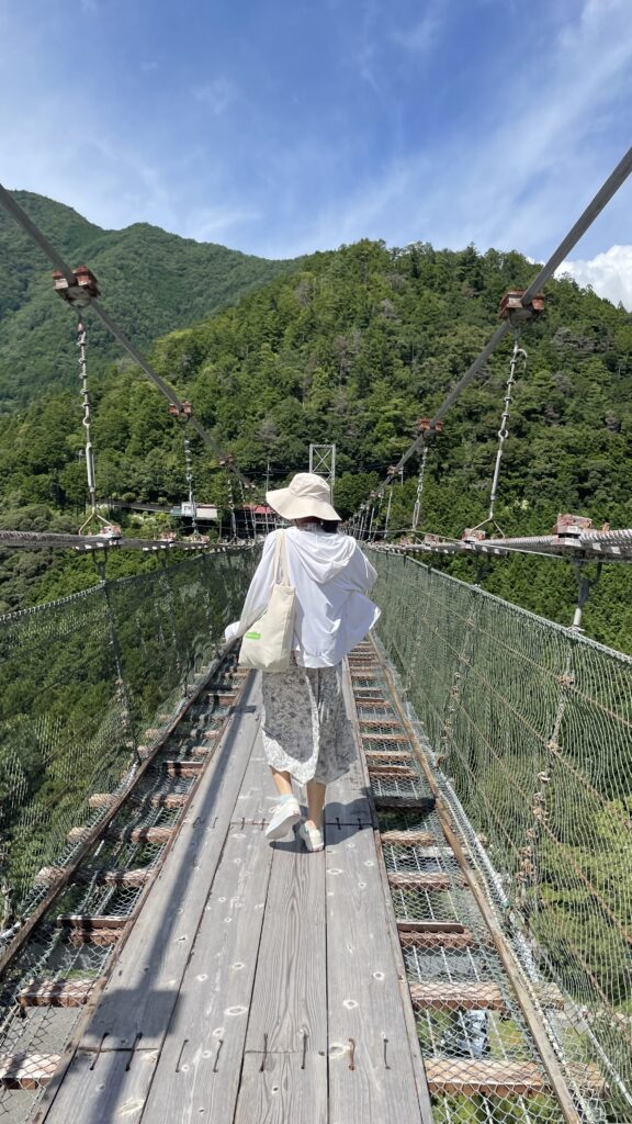 谷瀬の吊り橋を歩く