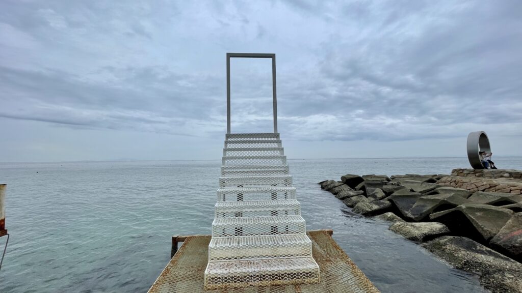 海に面する階段 これは映え写真が撮れそう！